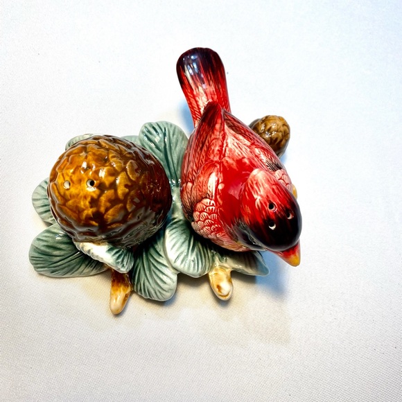 Ceramic Cardinal Bird and Acorn Salt and Pepper Shakers Set with base CR - Picture 10 of 13